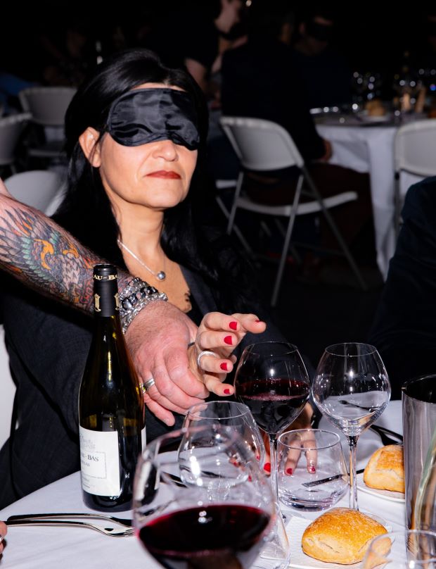 Repas dans le noir La Bulle Bleue 2 ©Alexandre FRAGA-Les Illuminés pour Traiteur Grand